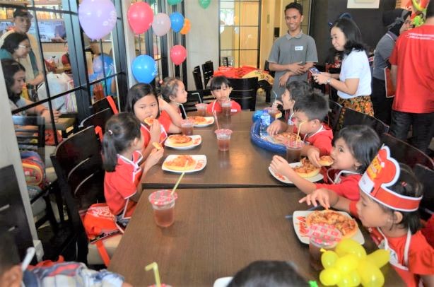 Makan pizza